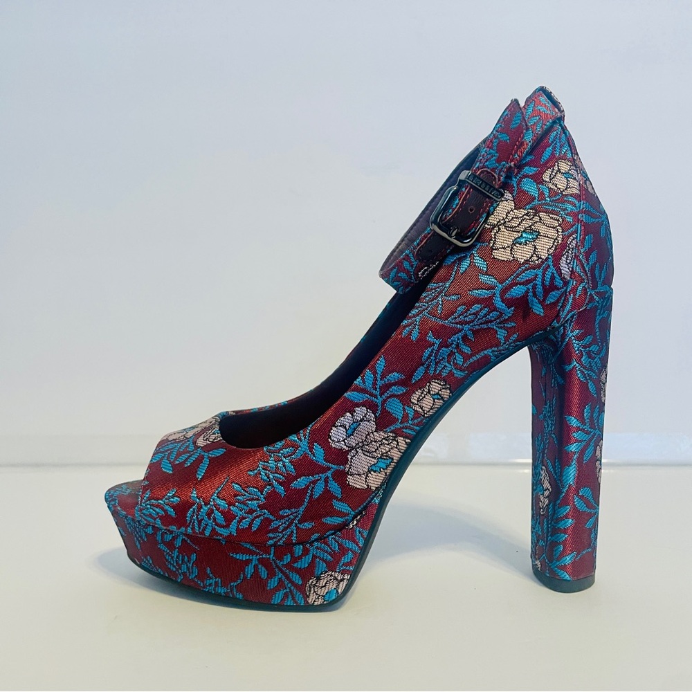 Gianni Bini Karlisi Peep Toe Brocade 4.5” heel pump burgundy/teal loose elastic